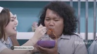 Sempat mengisi acara komedi yang sama di televisi. Celine tak gengsi untuk menunjukkan kasih sayangnya dengan menyuapi Marshel. Foto: Instagram/Site Photo