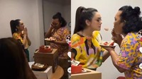 Nah kalu ini adegan manis Celine ketika disuapi kue ulang tahun Marshel yang membuatnya bahagia .Foto: Instagram/Site Photo
