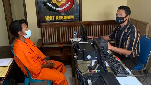 Daniel Tony Sugiarto, pelaku pencurian kamera di salah satu rumah kos di Perumahan Lembah Sanggulan usai ditangkap dan menjalani pemeriksaan di ruang Unit Reskrim Polsek Kediri.