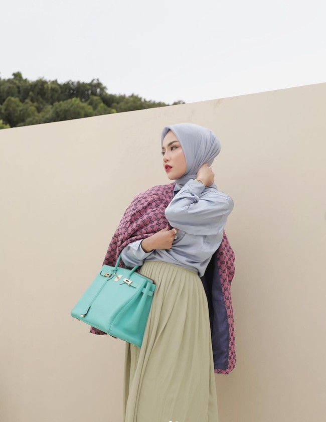 Sebelum ditangkap polisi Medina seringkali tampil mewah mengenakan tas-tas mahal koleksinya, salah satunya yang berasal dari merek Hermes. Seperti dalam foto, Medina Zein tampil mengenakan Hermes Birkin 30 Light Blue Epsom Leather yang harganya diperkirakan mencapai sekitar Rp 367 juta. Foto: Instagram/@medinazein