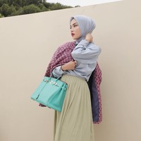 Sebelum ditangkap polisi Medina seringkali tampil mewah mengenakan tas-tas mahal koleksinya, salah satunya yang berasal dari merek Hermes. Seperti dalam foto, Medina Zein tampil mengenakan Hermes Birkin 30 Light Blue Epsom Leather yang harganya diperkirakan mencapai sekitar Rp 367 juta. Foto: Instagram/@medinazein