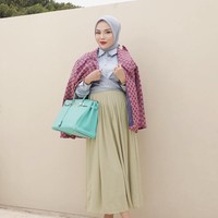 Tampil stylish, Medina Zein tampak memadukan tas hermesnya itu dengan outfit yang jugaa berwarna terang. Ia mengenakan hijab dan kemeja berwarna abu-abu muda, rok panjang berwarna hijau kekuningan, dan blazer merah muda. Penampilaannya itu dilengkapi dengan heels berwarna merah. Foto: Instagram/@medinazein