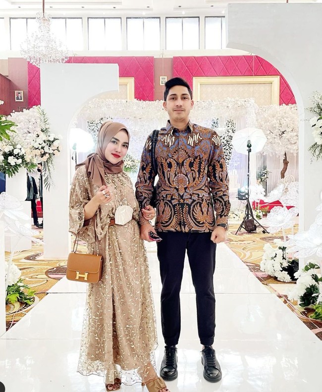Dalam sebuah kesempatan saat menghadiri acara pernikahan, Medina Zein juga terlihat mengenakan tas selempang Hermes berwarna coklat. Tas Hermes tersebut tampak cukup sering dikenakannya. Hal itu terlihat dalam foto-foto unggahan Medina Zein di akun Instagramnya. Foto: Instagram/@medinazein