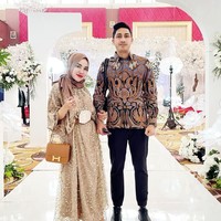 Dalam sebuah kesempatan saat menghadiri acara pernikahan, Medina Zein juga terlihat mengenakan tas selempang Hermes berwarna coklat. Tas Hermes tersebut tampak cukup sering dikenakannya. Hal itu terlihat dalam foto-foto unggahan Medina Zein di akun Instagramnya. Foto: Instagram/@medinazein