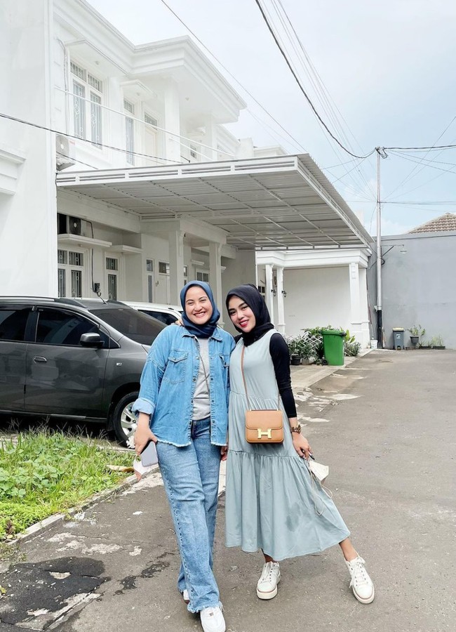 Setelah ditelusuri, tas selempang Hermes itu rupanya merupakan seri Constance 24 Shoulder Bag. Tas dengan inisial H berwarna keemasan itu diperkirakan dibanderol dengan harga sekitar Rp 187 juta. Foto: Instagram/@medinazein