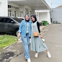 Setelah ditelusuri, tas selempang Hermes itu rupanya merupakan seri Constance 24 Shoulder Bag. Tas dengan inisial H berwarna keemasan itu diperkirakan dibanderol dengan harga sekitar Rp 187 juta. Foto: Instagram/@medinazein