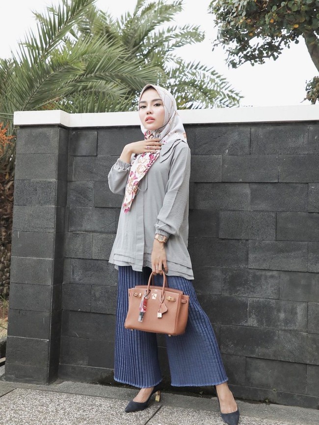 Perseteruan antara Medina Zein dan Uci Flowdea sendiri berawal dari tudingan tas branded palsu. Hubungan kedua pihak pun semakin memanas sampai akhirnya Medina Zein melontarkan kalimat ancaman kepada Uci Flowdea. Medina mengatakan akan membawa bom ke rumah Uci. Foto: Instagram/@medinazein