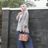 Perseteruan antara Medina Zein dan Uci Flowdea sendiri berawal dari tudingan tas branded palsu. Hubungan kedua pihak pun semakin memanas sampai akhirnya Medina Zein melontarkan kalimat ancaman kepada Uci Flowdea. Medina mengatakan akan membawa bom ke rumah Uci. Foto: Instagram/@medinazein