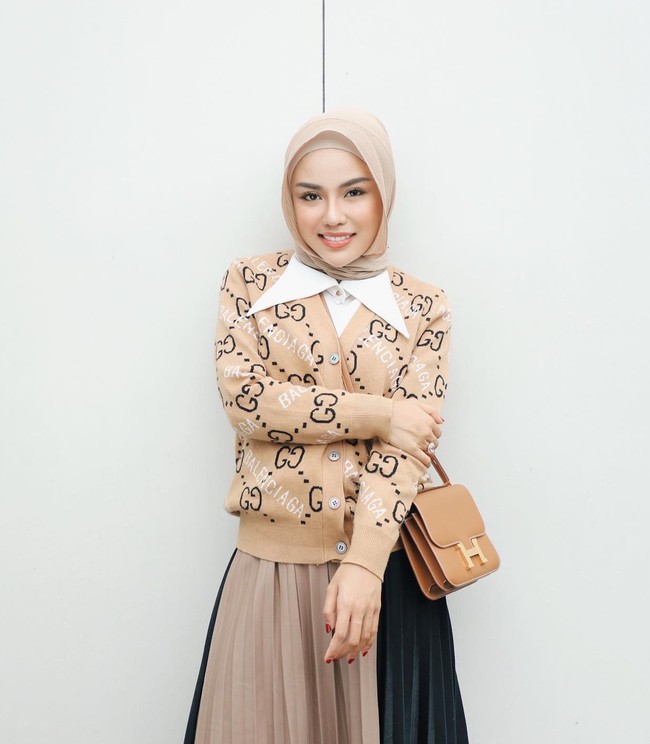 Medina Zein sendiri sebelumnya ditangkap karena kasus pencemaran nama baik dan pengancaman usai dilaporkan oleh Uchi Fludea dan Marisyya Icha. Medina dijemput paksa oleh pihak kepolisian di kediamannya di Bandung. Foto: Instagram/@medinazein