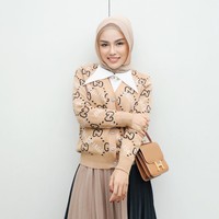 Medina Zein sendiri sebelumnya ditangkap karena kasus pencemaran nama baik dan pengancaman usai dilaporkan oleh Uchi Fludea dan Marisyya Icha. Medina dijemput paksa oleh pihak kepolisian di kediamannya di Bandung. Foto: Instagram/@medinazein