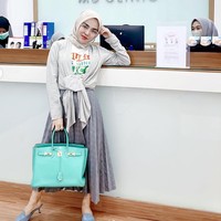 Medina Zein yang telah menjadi tahanan titipan di Rutan Polda Metro Jaya, hari ini, 11 Juli 2022 terlihat dibawa keluar untuk pemeriksaan. Medina Zein tampil dengan memakai baju tahanan dan kerudung hitam. Tangannya tampak diborgol. Sang suami, Lukman Azhari juga terlihat hadir menemani. Foto: Instagram/@medinazein