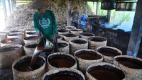 Gula merah yang berbahan baku sari tebu itu diolah secara tradisional.
