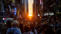Orang-orang ramai mengabadikan fenomena Manhattanhenge dengan kamera dan juga ponsel mereka. (Getty Images/Alexi Rosenfeld)
