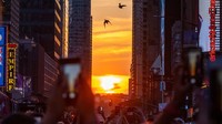 Istilah Manhattanhenge diadopsi dari Stonehenge, ketika matahari sejajar dengan batu-batu di sana saat titik balik musim panas dengan dampak dramatis serupa. (Getty Images/Alexi Rosenfeld)