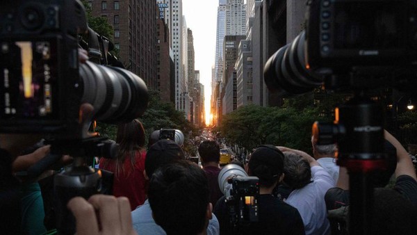 Manhattanhenge adalah peristiwa di mana matahari terbenam atau matahari terbit sejajar di grid timur-barat di jalan-jalan utama di Manhattan, New York. (Yuki Iwamura/AFP/Getty Images)