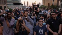 Sejumlah fotografer dan warga mengabadikan fenomena Manhattanhenge. (Yuki Iwamura/AFP/Getty Images)