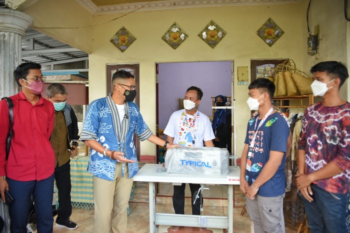 Menteri Pariwisata dan Ekonomi Kreatif Sandiaga Uno mengunjungi pelaku UMKM di Duta Mall, Banjarmasin, Kalimantan Selatan.