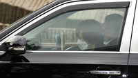 Akie Abe terlihat duduk di dalam mobil yang membawa jenazah suaminya. Akie Abe hanya tertunduk saat mobil melintasi kerumunan warga yang memberi penghormatan terakhir untuk Abe. (AP/Eugene Hoshiko)