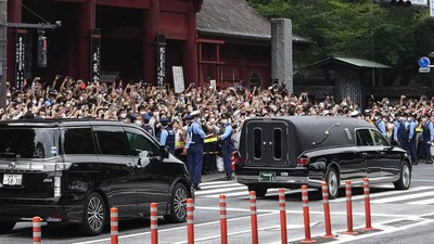Warga Berdesakan Melepas Jenazah Shinzo Abe untuk Dikremasi