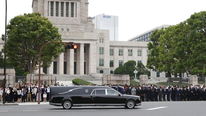 Momen Jenazah Shinzo Abe Tinggalkan Kuil untuk Dikremasi A hearse which carries the body of former Prime Minister Shinzo Abe, makes a brief visit to the House of Parliament after his funeral Tuesday, July 12, 2022, in Tokyo.(Kyodo News via AP)