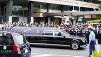 Media lokal Asahi Shimbun melaporkan jasad Abe akan digiring melewati markas besar Partai Demokrat Liberal (LDP), Kantor Perdana Menteri, gedung parlemen Jepang, sebelum tiba di aula pemakaman. (Kyodo News via AP)