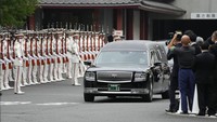 Mobil jenazah yang membawa jenazah mantan Perdana Menteri Jepang Shinzo Abe bergerak di antara penjaga kehormatan dan petugas saat meninggalkan kuil Zojoji setelah upacara penghormatan terakhir di Tokyo, Selasa, (12/7/2022). (AP/Hiro Komae)