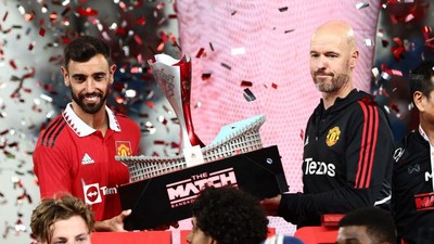 Momen MU-nya Erik ten Hag Angkat Trofi di Bangkok