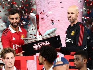Momen MU-nya Erik ten Hag Angkat Trofi di Bangkok
