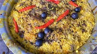 Nasi mandhi di sini terbuat dari olahan beras basmati dan aneka rempah. Setidaknya 7 macam rempah ditambahkan ke dalam racikan, ada lemon hitam, kapulaga, hingga safron.  Foto: detikFood/Yenny Mustika Sari