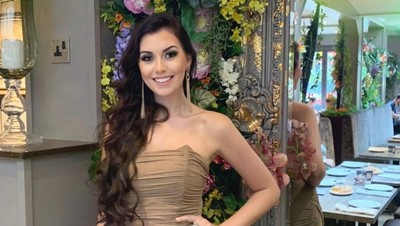 7 Foto Ratu Kecantikan Dulunya Mengunci Diri karena Di-bully Terlalu Cantik