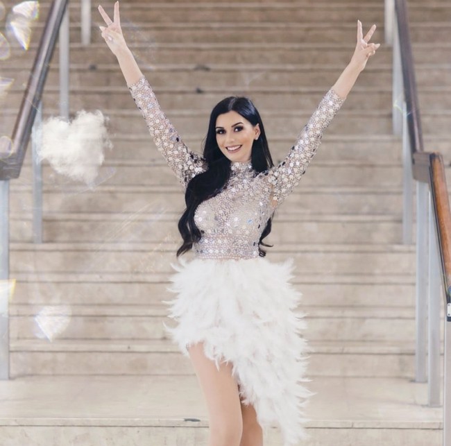 Wanita 26 tahun itu pun kaget menjadi juara untuk Miss England dan melaju untuk Miss World. Dari situ kariernya sebagai penyanyi terbuka lebar. Foto: Dok. Instagram/@natashahmusic