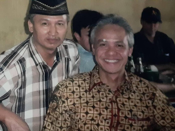 Pemilik sate kambing Tali Roso Wedi Klaten berfoto bersama Gubernur Jawa Tengah Ganjar Pranowo. (Dok. Keluarga)