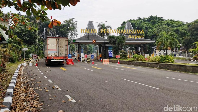 Bandara Halim Perdanakusuma kembali melayani penerbangan komersial mulai September 2022. Informasi ini dikonfirmasi langsung Menteri Perhubungan (Menhub) Budi Karya Sumadi setelah melakukan uji coba runaway di Bandara Halim Perdanakusuma.