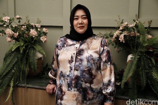 Risa Saraswati yang dikenal sebagai Jurnal Risa bukan hanya jadi YouTuber dan penulis buku tapi juga seorang PNS. Wanita yang dikenal dengan kemampuan supranaturalnya bekerja di Dinas Kebudayaan & Pariwisata Kota Bandung. Foto: Rengga Sancaya/ detikcom