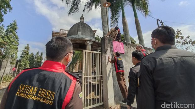 Petugas Kejari Blitar menyegel aset mantan DPRD Jatim.