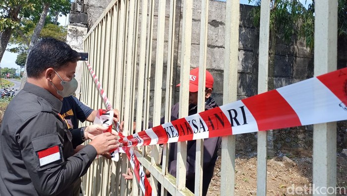Petugas Kejari Blitar menyegel aset mantan DPRD Jatim.