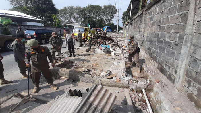 Petugas saat membongkar warung bekas prostitusi di Cirebon