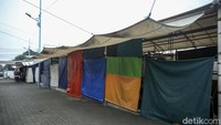 Para pedagang yang direlokasi kini mulai bersiap menempati lapaknya masing-masing.