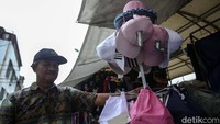 Sementara pedagang yang lama Amir mengatakan lokasi ini sempat ramai pada tahun 2017 lalu, ia tak pernah pindah dari lapaknya sebab memiliki keyakinan bahwa lokasi ini akan ramai kembali.