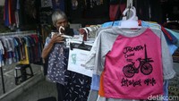 Pedagang bersiap membuka lapaknya di Kota Intan, Jakarta, Selasa (12/7/2022).