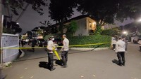 Polisi pun memasang garis police line di dekat rumah dinas Irjen Ferdy Sambo yang berada di Duren Tiga. Pemasangan police line dilakukan dalam rangka pengamanan olah TKP penembakan. (Dok. Istimewa)