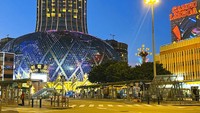 Grand Lisboa (tengah) ditutup di Makau, Senin, (11/7/2022). Jalan-jalan di pusat perjudian Makau kosong setelah kasino dan sebagian besar bisnis lainnya diperintahkan untuk ditutup sementara dalam upaya memerangi wabah virus Corona.