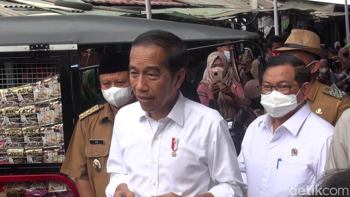 Presiden Joko Widodo dalam kunjungannya ke Subang.