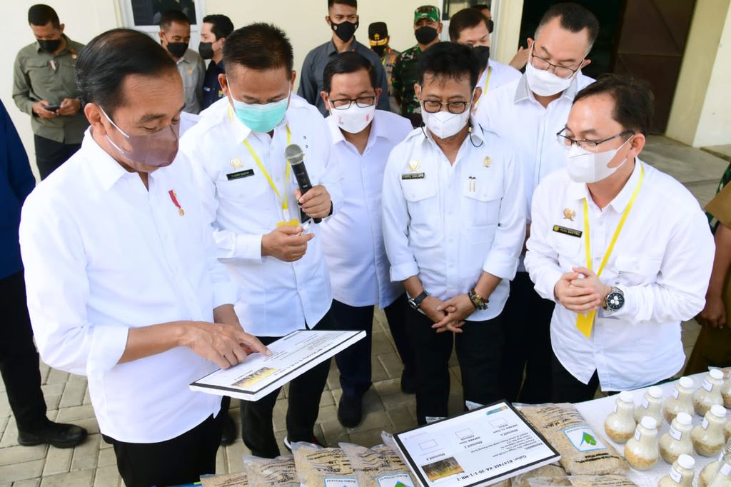 Presiden Joko Widodo meninjau langsung Balai Besar Penelitian Tanaman Padi (BBPadi) di Kabupaten Subang, Provinsi Jawa Barat, pada Selasa, 12 Juli 2022. (Muchlis Jr - Biro Pers Sekretariat Presiden)