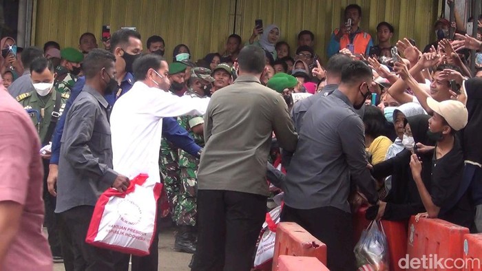 Presiden Jokowi saat blusukan ke Pasar Sukamandi, Subang.