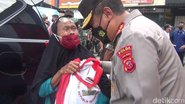 Presiden Jokowi saat blusukan ke Pasar Sukamandi, Subang.
