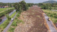 Proses konstruksi jalan Tol Jogja-Bawen Seksi 1 yang meliputi wilayah Kalurahan Tirtoadi hingga Kalurahan Banyurejo di Kabupaten Sleman, sepanjang 8,25 kilometer itu ditargetkan selesai tahun 2024. Foto: Pius Erlangga/detikJateng