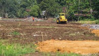 Alat berat melakukan pengerasan tanah saat pembangunan Tol Jogja-Bawen Seksi 1 di Seyegan, Sleman, DIY, Selasa (12/7/2022). Foto: Pius Erlangga/detikJateng