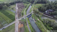 Pembangunan jalan Tol Jogja-Bawen seksi 1 ini melintas bersebelahan dengan saluran irigasi selokan mataram di Kabupaten Sleman. Foto: Pius Erlangga/detikJateng