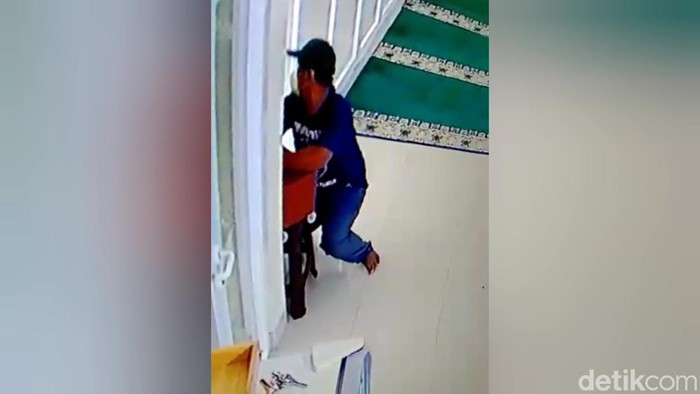 Seorang pria di Purwakarta pura-pura salat kemudian menggasak kotak amal